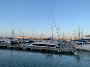 Planta baja con porche y piscina, cerca del mar